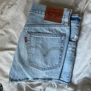 Levi’s 501 shorts light wash w/ rips